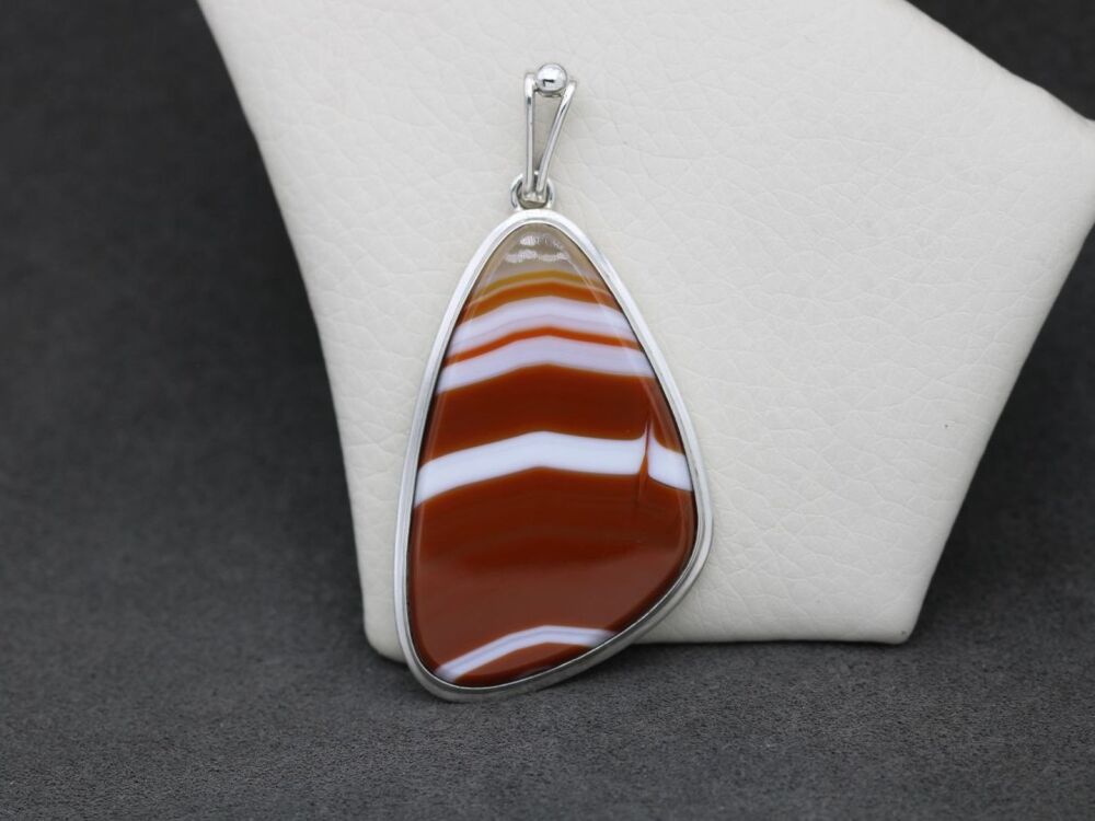 REFURBISHED 935 silver pendant with brown, white & clear banded agate