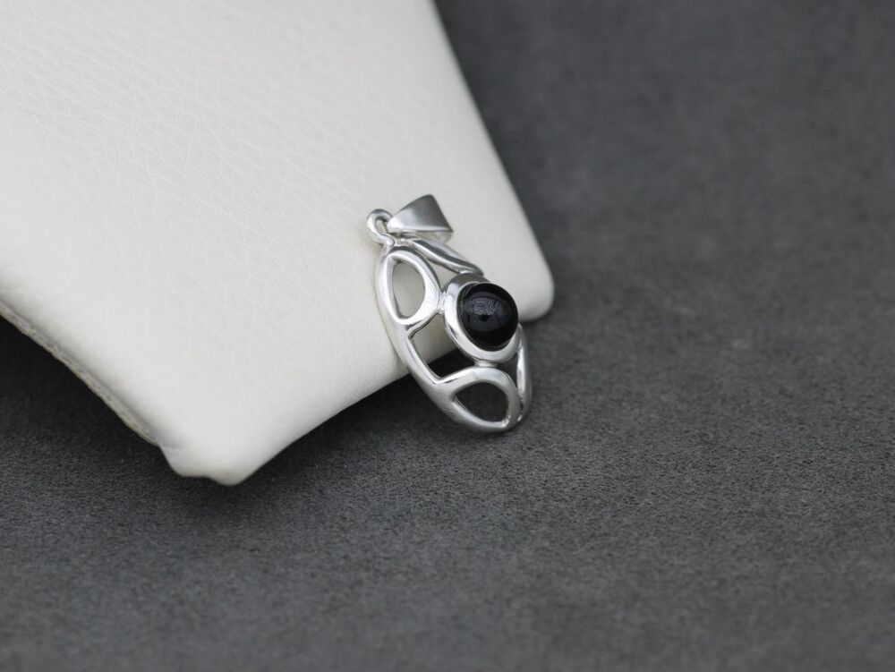 REFURBISHED Sterling silver & black onyx pendant