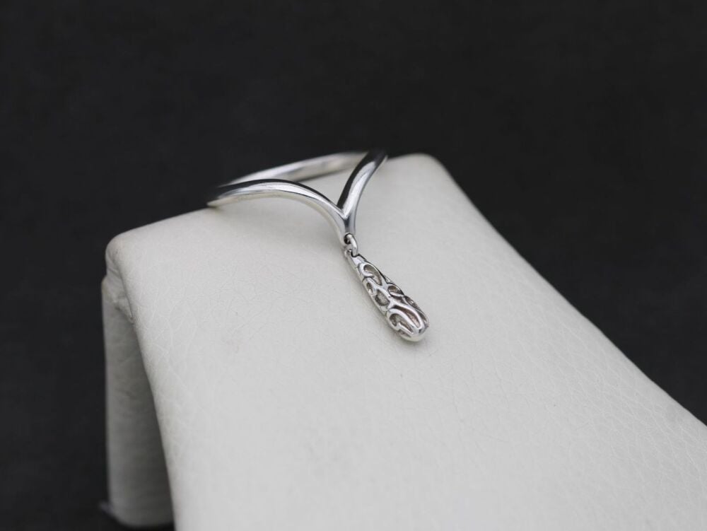 REFURBISHED Sterling silver charmed wishbone ring (Q &frac12;)
