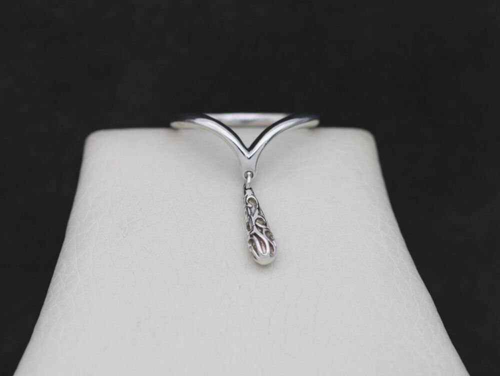 REFURBISHED Sterling silver charmed wishbone ring (Q &frac12;)