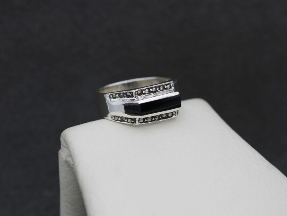 REFURBISHED Vintage sterling silver, black glass & marcasite ring (R)