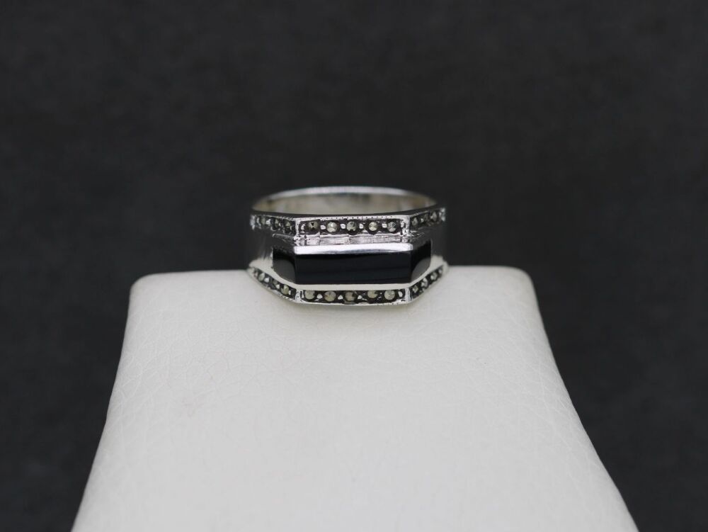 REFURBISHED Vintage sterling silver, black glass & marcasite ring (R)