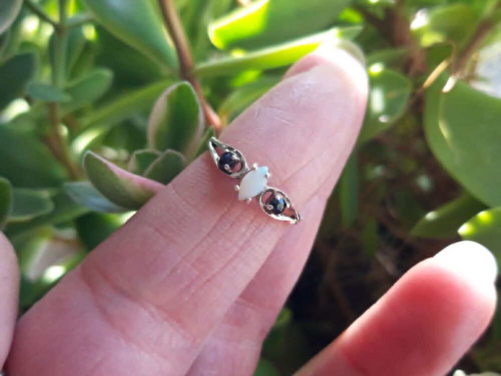 REFURBISHED Vintage sterling silver, opal and blue sapphire ring (K)