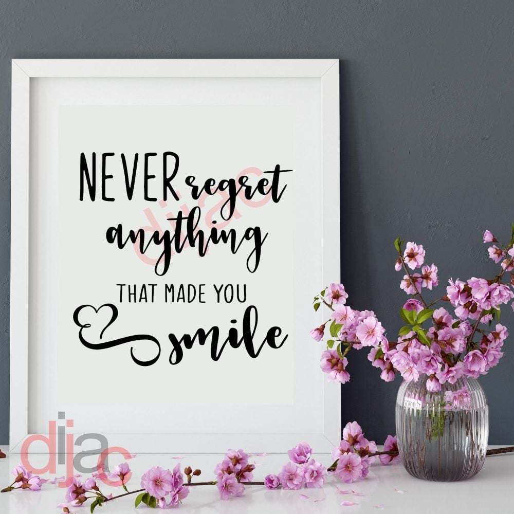 NEVER REGRET ANYTHING THAT MADE YOU SMILE<br>15 x 15 cm