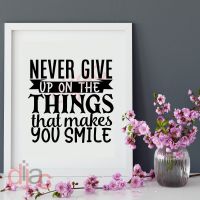 NEVER GIVE UP ON THINGS THAT MAKE YOU SMILE<br>15 x 15 cm