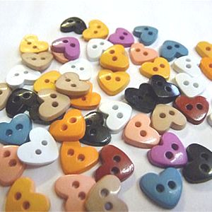 K824-15 Tiny Heart Buttons x 10