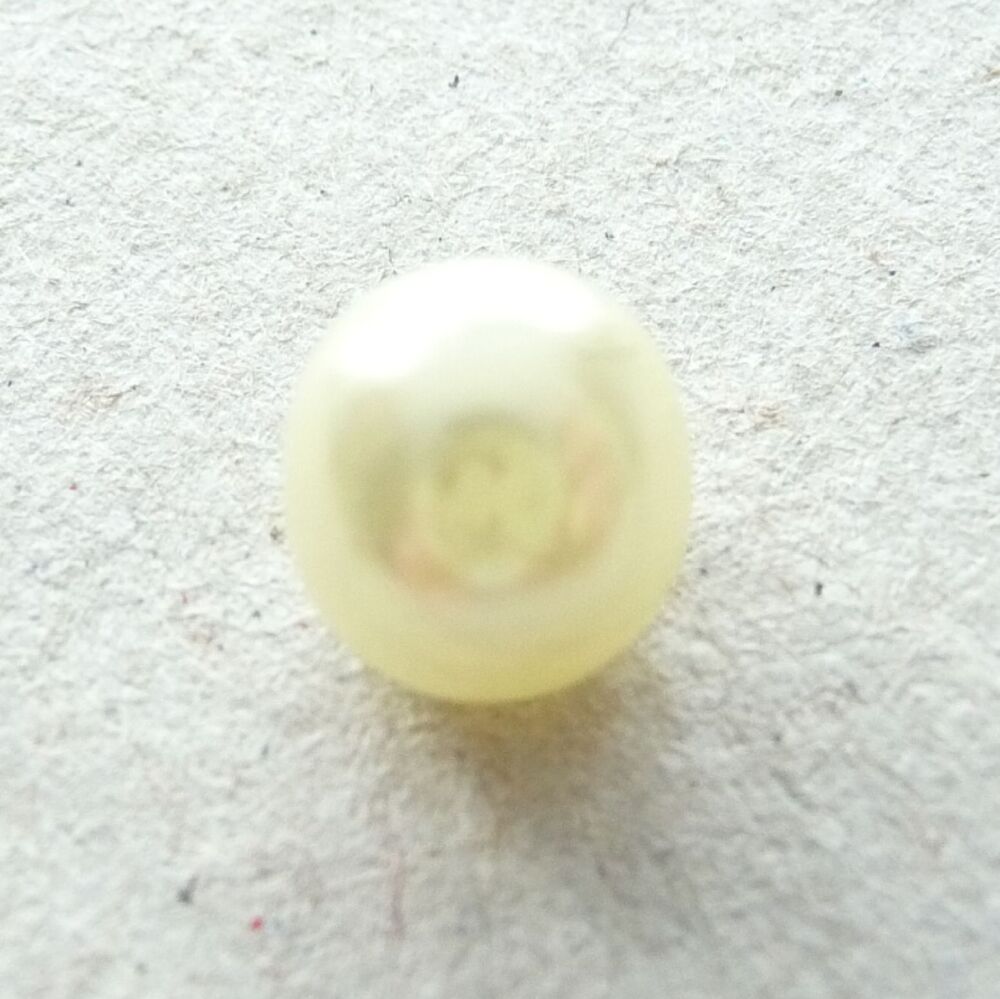 CN55-Yellow-14L Yellow Pearl 10mm Buttons x 10