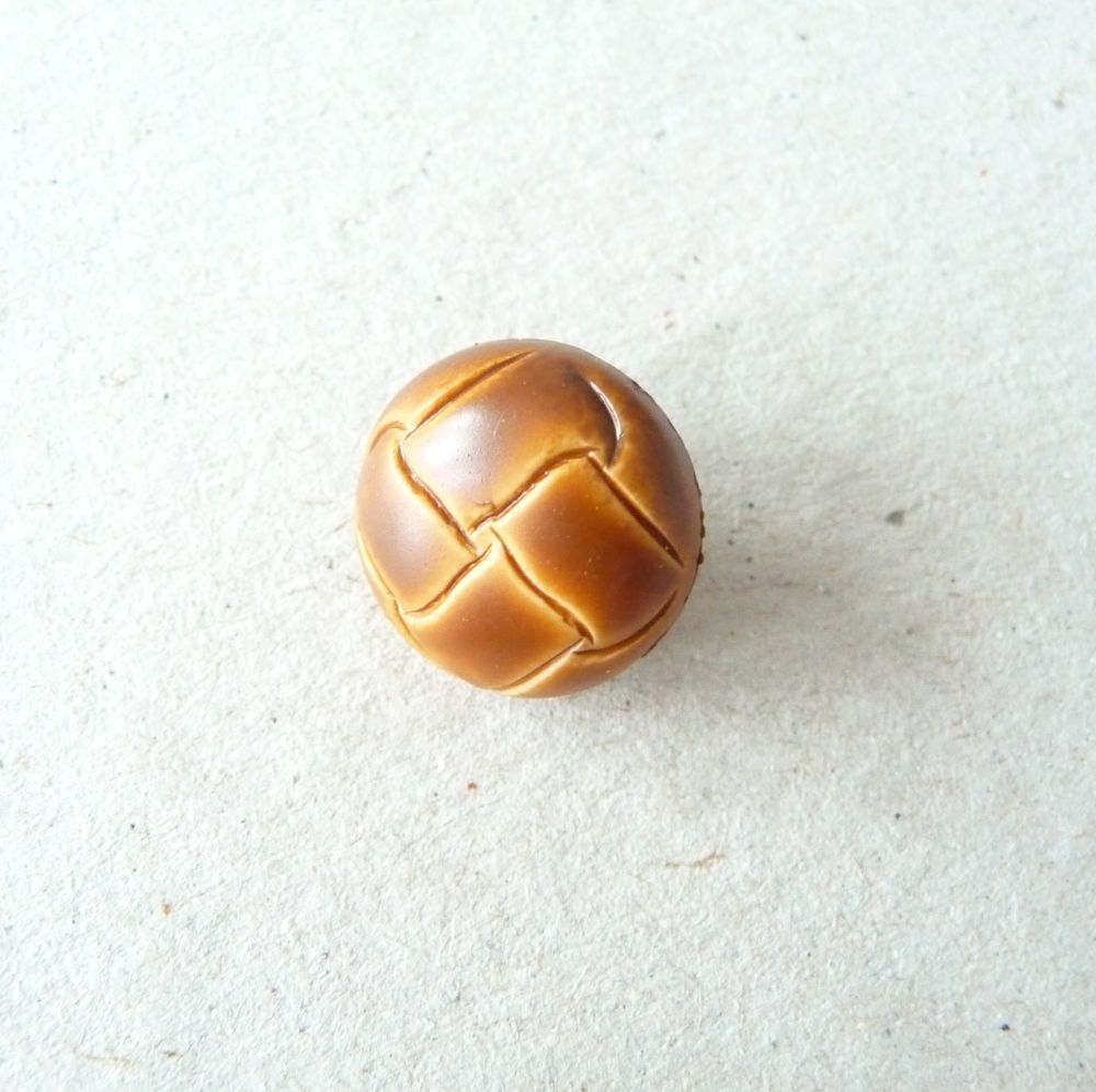 W591-24L Light Tan Brown Football 15mm Buttons x 10