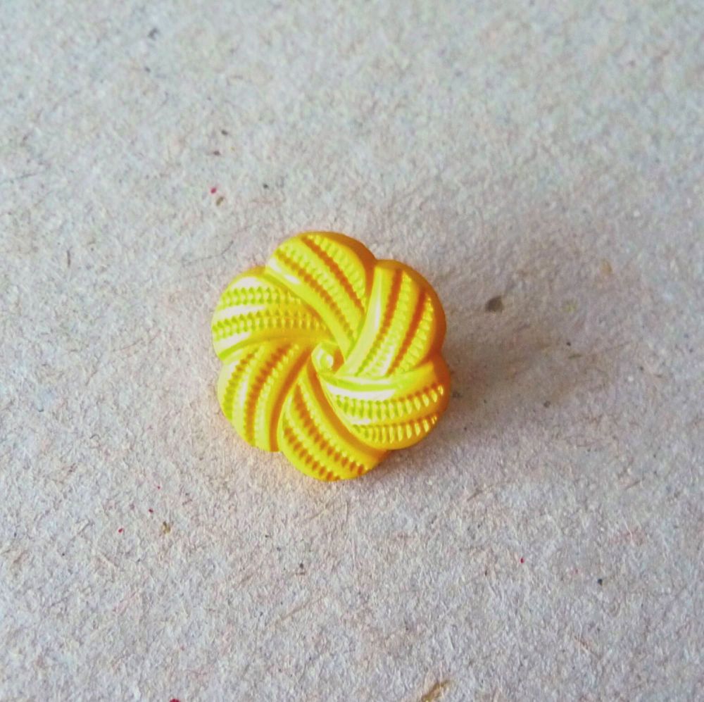 UK13770-Y Yellow Flower 10mm Buttons x 10