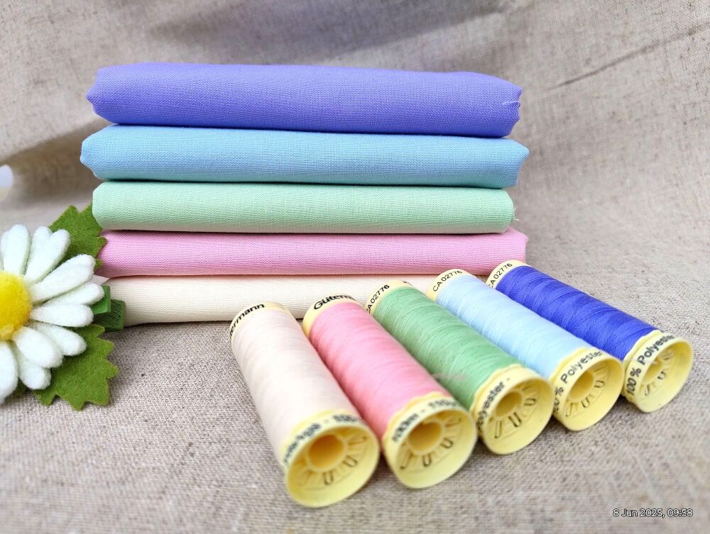 Pastel Fat Quarter Quilting Fabric Bundle With Matching Threads | Makower & Gutermann_FQBT13