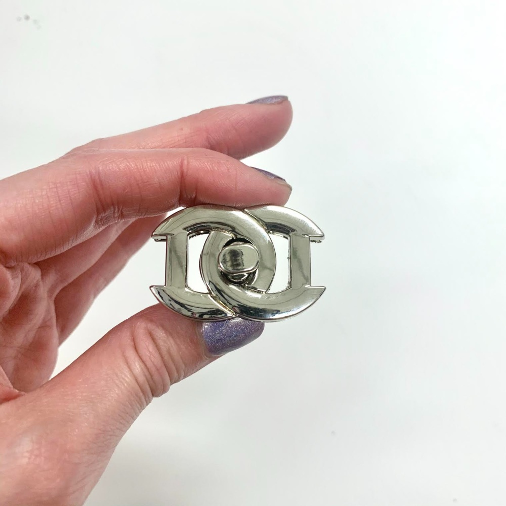 D shaped Twist lock 