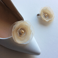 gold coloured shoe clips, flower shoe clip