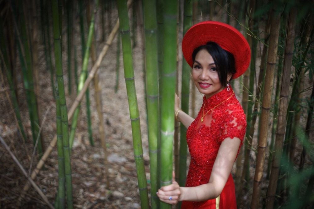 traditional Vietnamese wedding dress bride