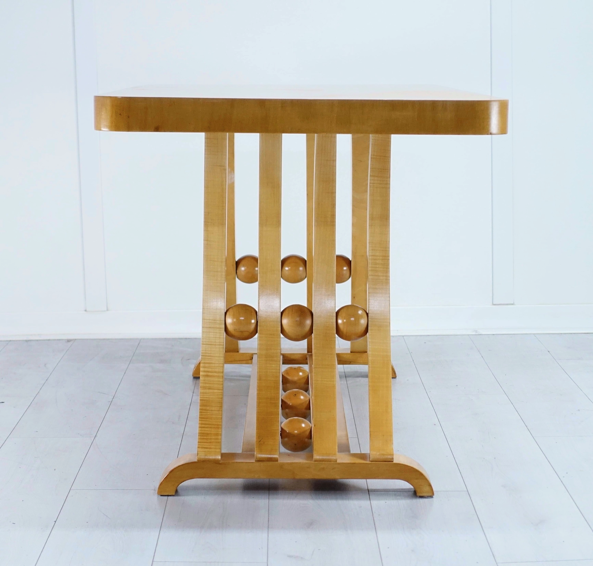Hille table Kohn Chairs
