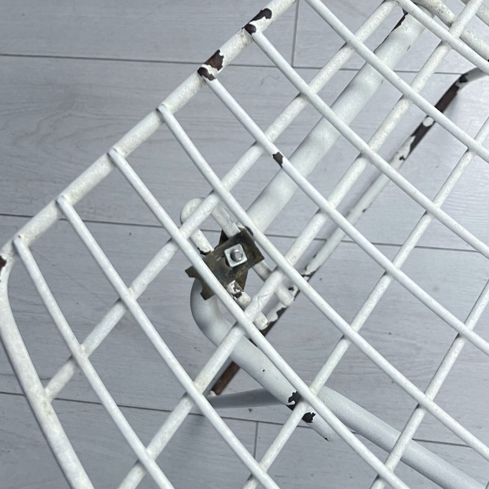 bertoia-chairs-broken-clip-detail