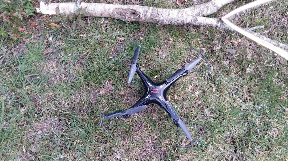 syma x5c-1-drone-survives-being-stuck-in-tree