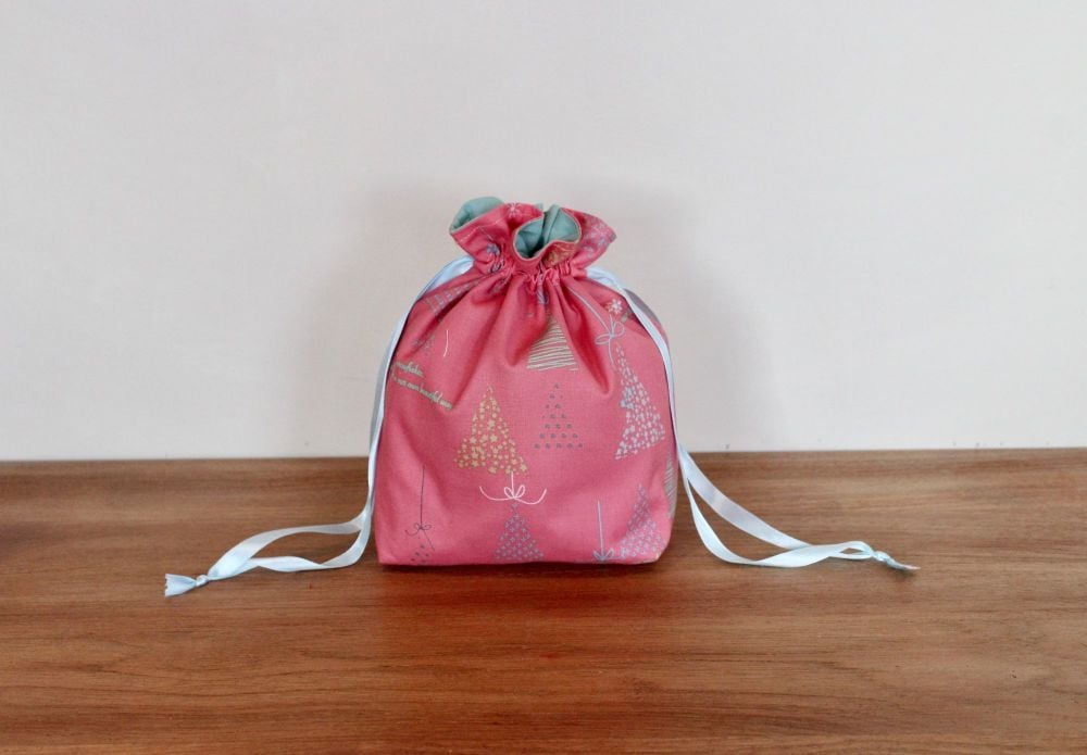 Winter Tales Drawstring Gift Bag(2)