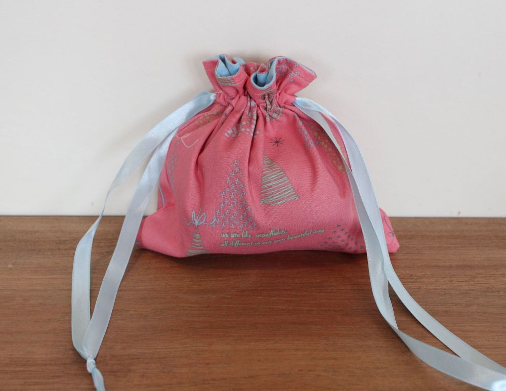 Winter Tales Drawstring Gift Bag(1)