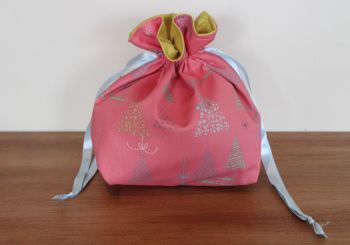 Winter Tales Drawstring Gift Bag(4)