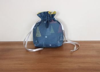 Winter Tales Drawstring Gift Bag(5)