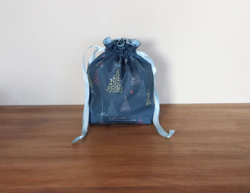 Winter Tales Drawstring Gift Bag(6)