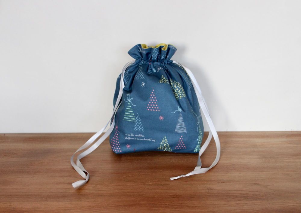Winter Tales Drawstring Gift Bag(6)