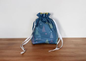 Winter Tales Drawstring Gift Bag(7)