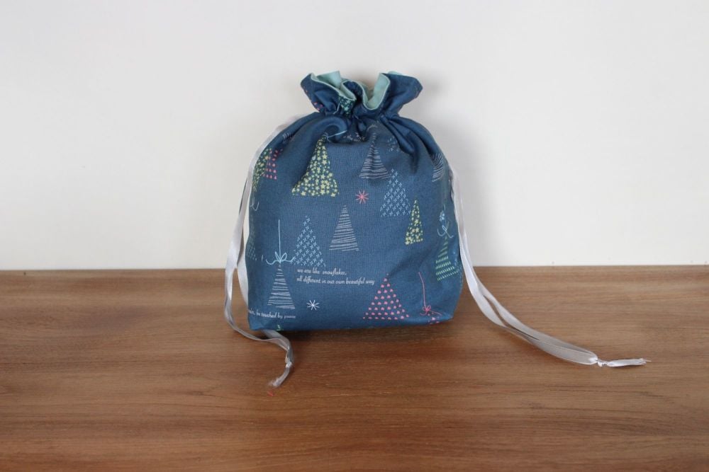 Winter Tales Drawstring Gift Bag(8)