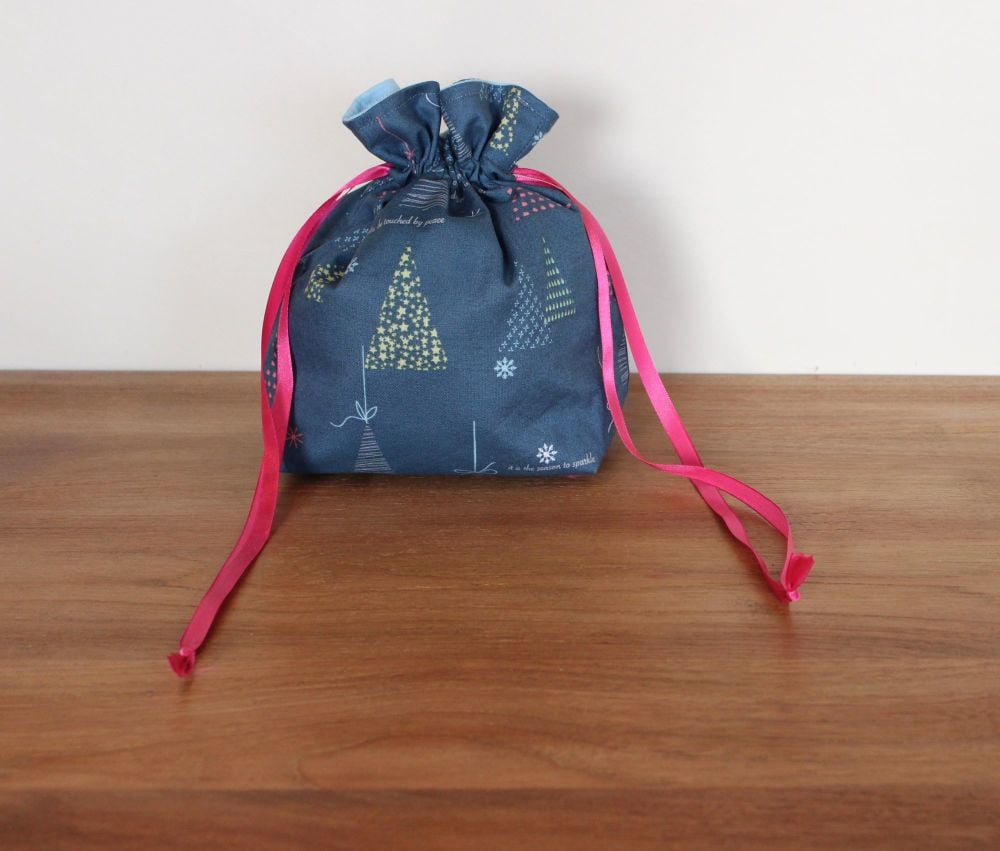 Winter Tales Drawstring Gift Bag(9)