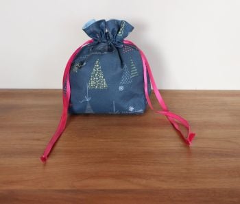 Winter Tales Drawstring Gift Bag(9)