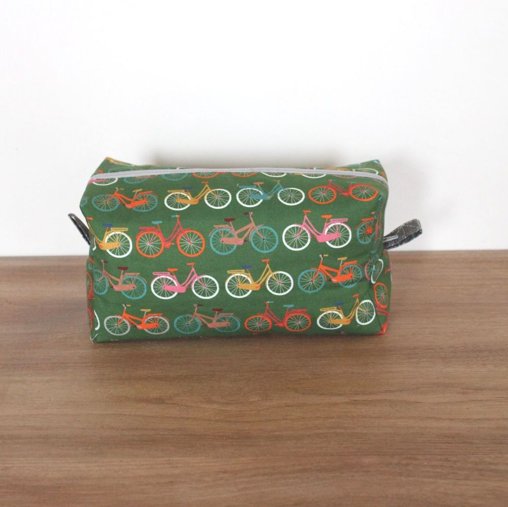 A Dorset Patchworks Bits and Bobs  Box Pouch (Hello Velo)(1)