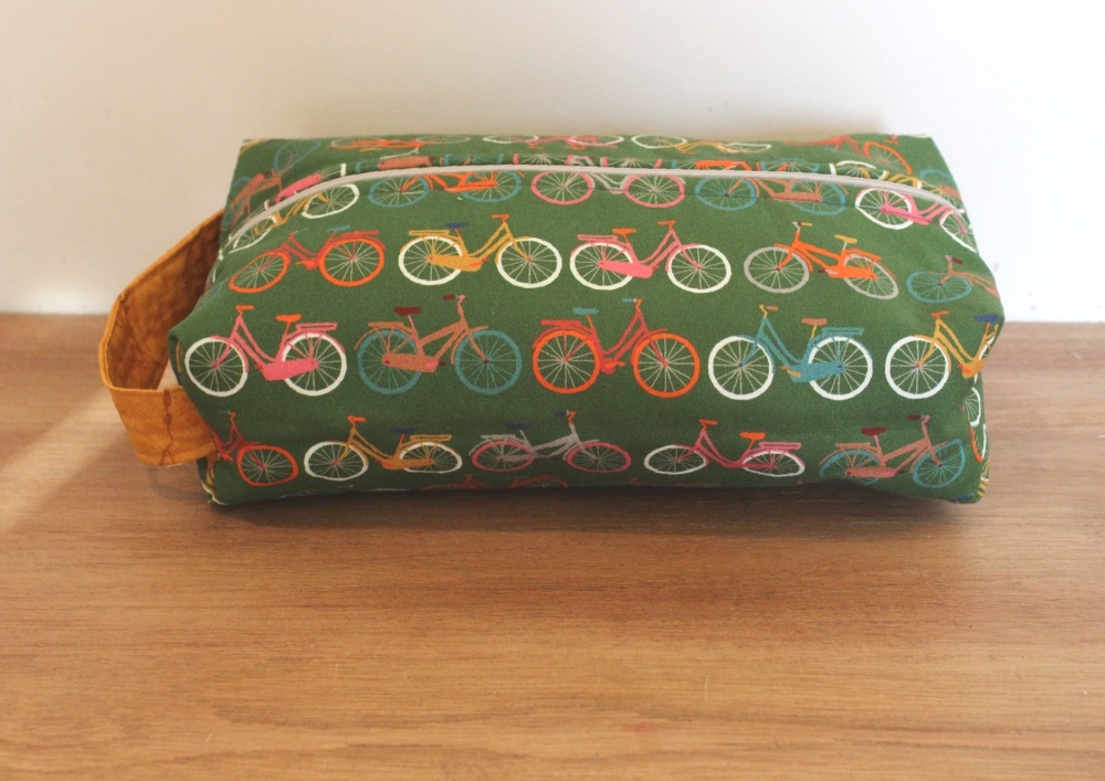 A Dorset Patchworks Bits and Bobs  Box Pouch (Hello Velo)(5)