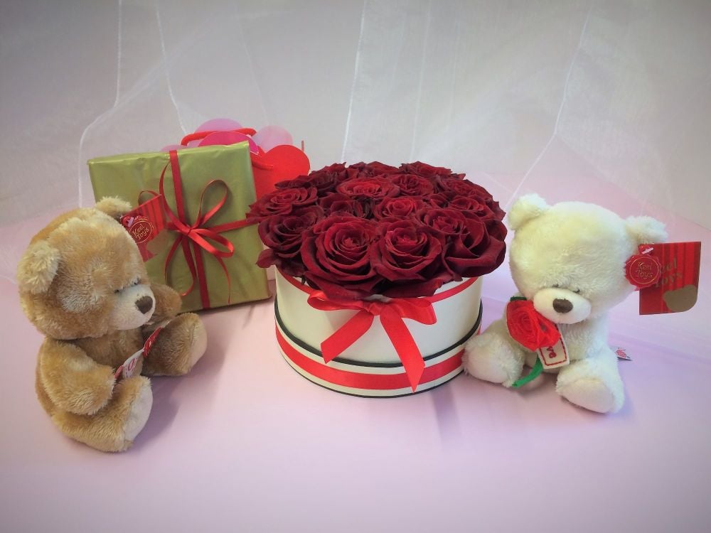2. Luxury fresh red roses in a round box, guarantee a spectacular effect on