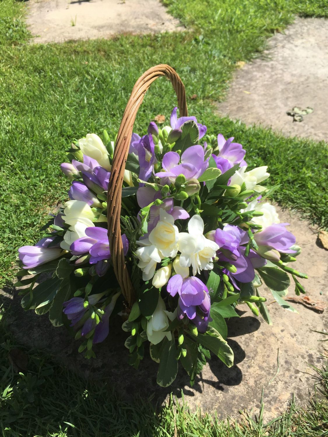 Round fresh flower basket floral arrangement for Easter ...