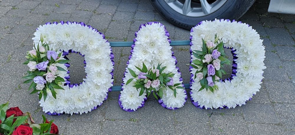 Funeral Flowers Wreaths Crosses Coffin Sprays Hp22 Aylesbury Next Day Delivery Florist For Sympathy Tributes Delivered Locally Throughout Buckinghamshire Bedfordshire Hertfordshire