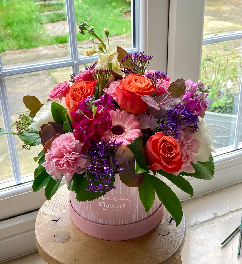 <!--003--> Luxury Hat Box of Seasonal Blooms – Elegant Flower Arrangement