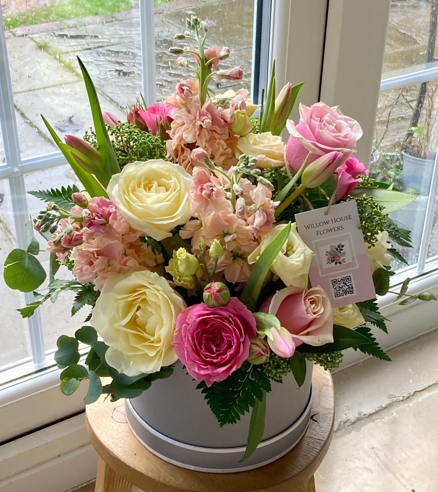 <!--004-->Deluxe Hatbox of Premium Blooms – Luxury Flower Arrangement