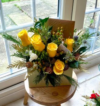 Mixed Seasonal Fresh Flower Christmas Floral Arrangement in an Envelope Box - perfect gift for the Xmas season - £35.00