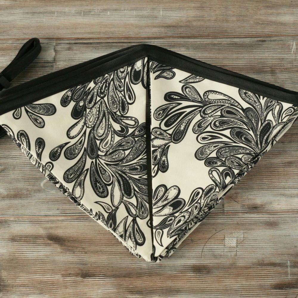 <!-- 027 -->Black and White Bunting: Retro Home Decoration