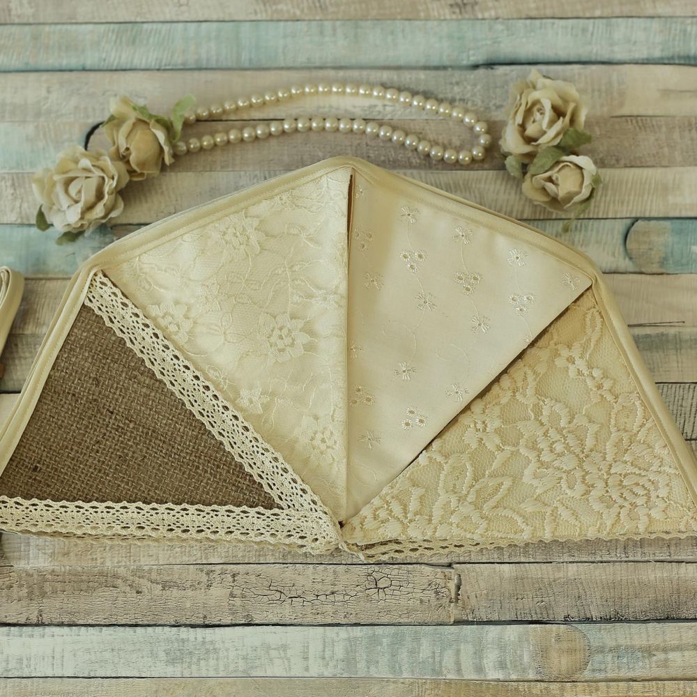 <!-- 018 -->Hessian and Lace Bunting: Country Weddings 