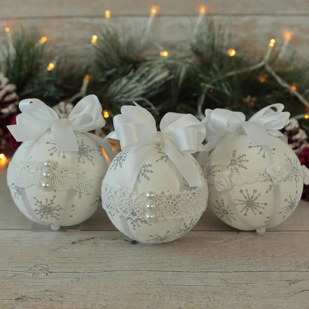 <!-- 033 -->White Bauble Set: Scandi Christmas Tree Decorations