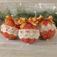 <!-- 007 -->Red and Gold Christmas Baubles: Vintage Xmas Decor
