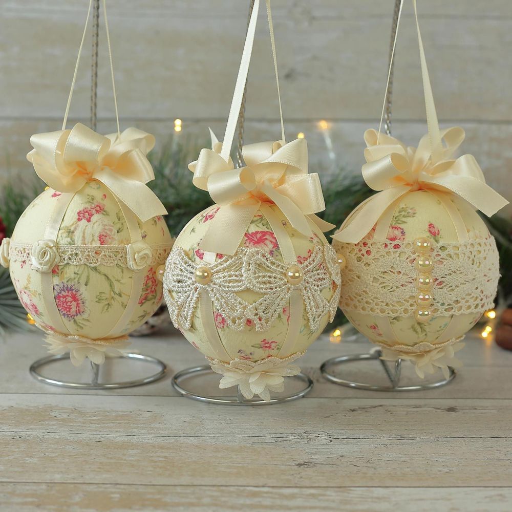 Shabby Chic Christmas Decorations: Cream Baubles