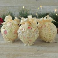<!-- 012 -->Shabby Chic Christmas Decorations: Cream Baubles