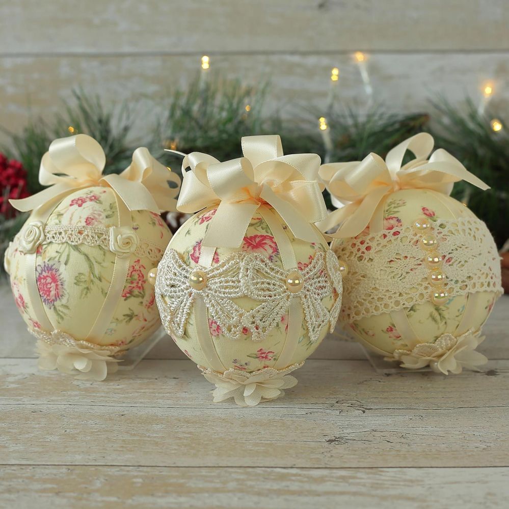<!-- 011 -->Shabby Chic Christmas Decorations: Cream Baubles