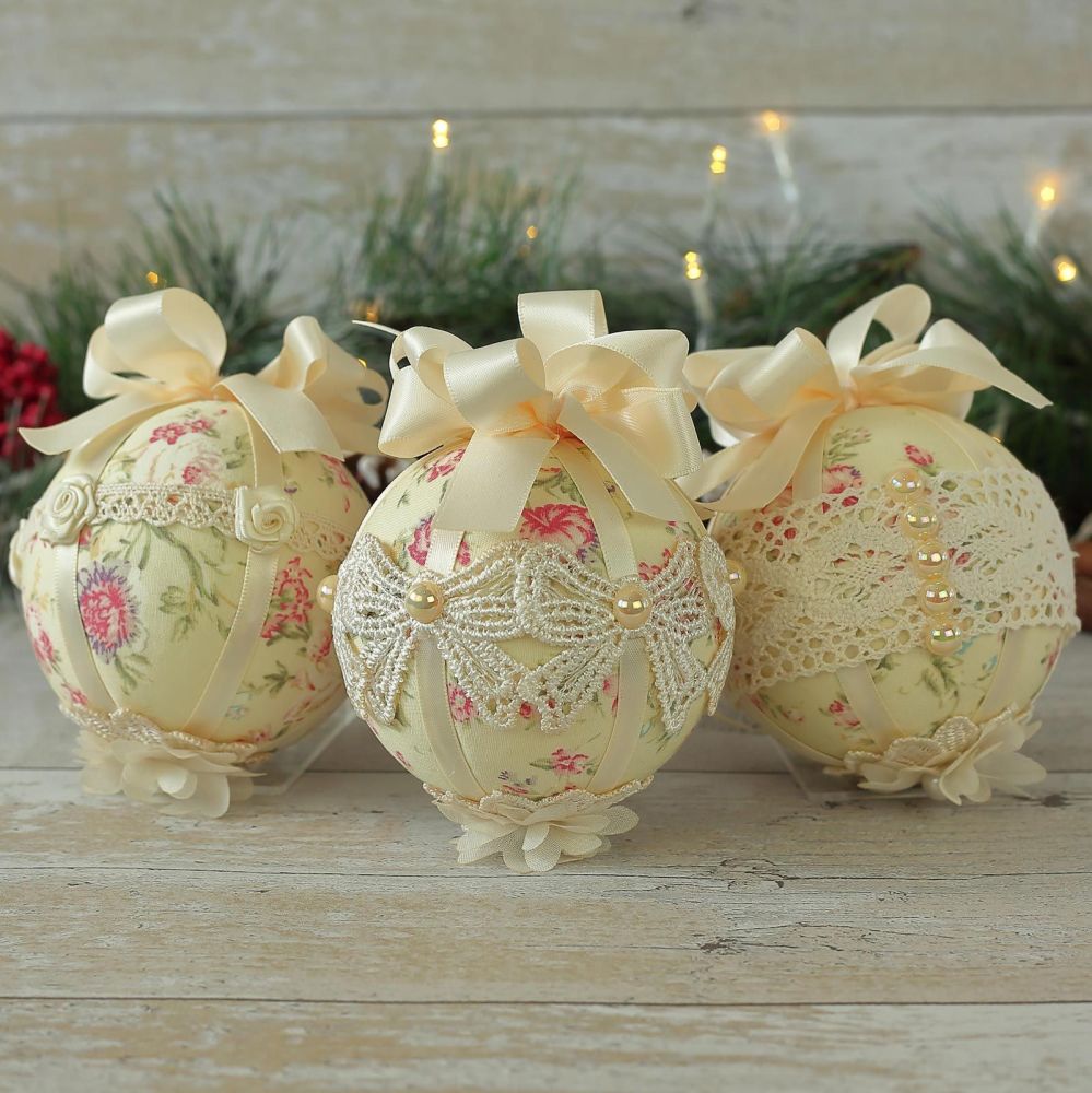 Shabby Chic Christmas Decorations: Cream Baubles