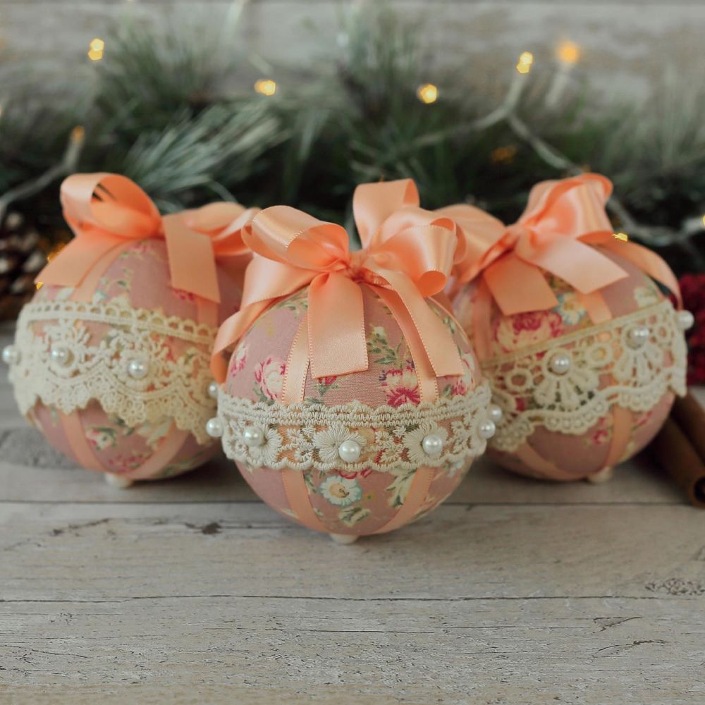 <!-- 009 -->Shabby Chic Christmas Decorations: Peach Baubles 