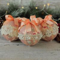 <!-- 019 -->Shabby Chic Christmas Decorations: Peach Baubles 