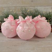 <!-- 011 -->Pink Baubles: Shabby Chic Christmas Decor