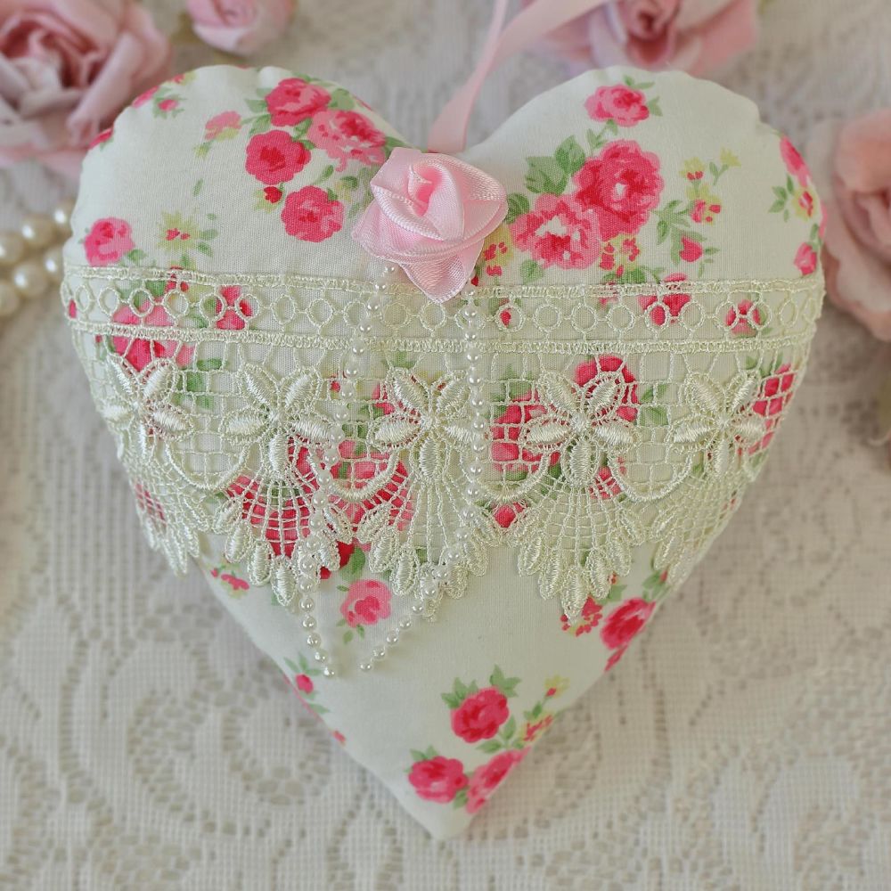 <!-- 004--> Shabby Chic Hanging Heart: Floral Gift